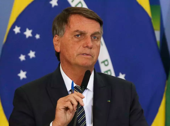 Ex-presidente Bolsonaro é hospitalizado em São Paulo visando cirurgias.
